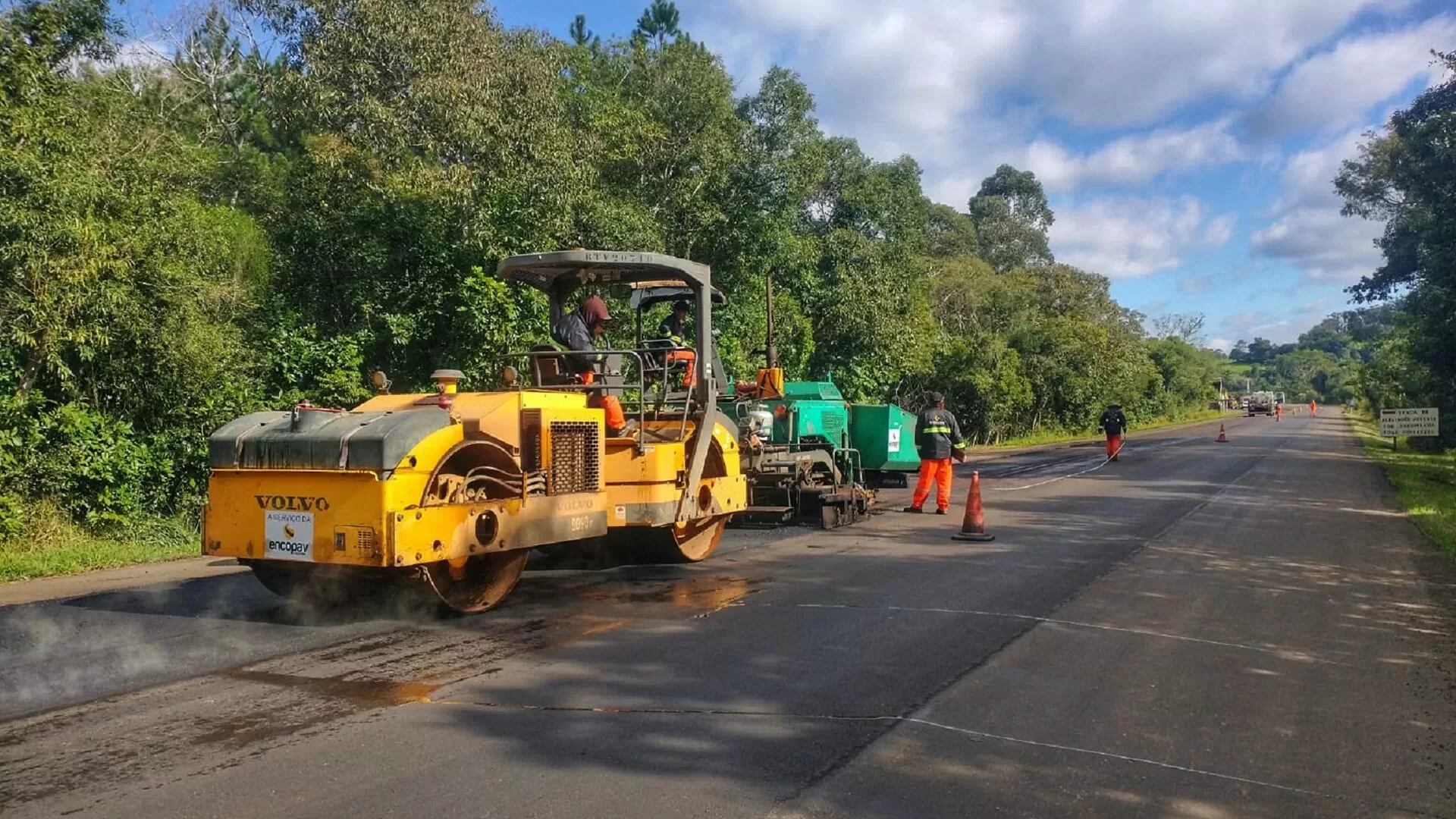 Máquinas da EGR nas Rodovias com Equipes trabalhando