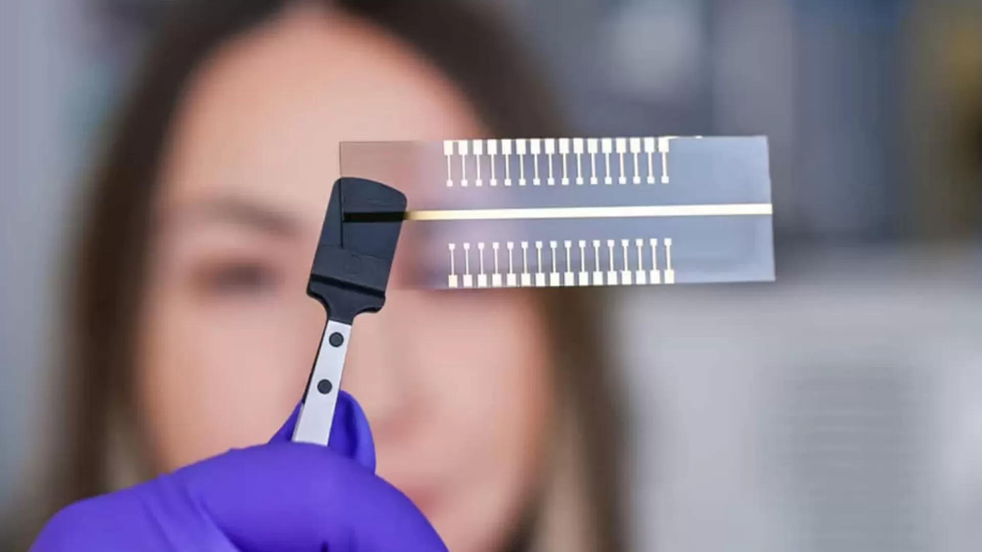 Chip desenvolvido pela equipe do HZDR. (Imagem: Anja Schneider/Helmholtz-Zentrum Dresden-Rossendorf)